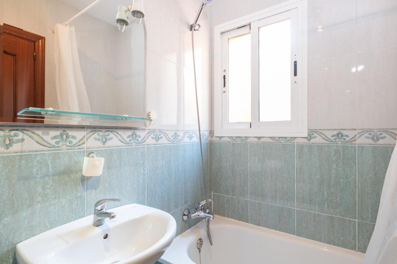 Renthas Pedregalejo Beach Apartments マラガ エクステリア 写真